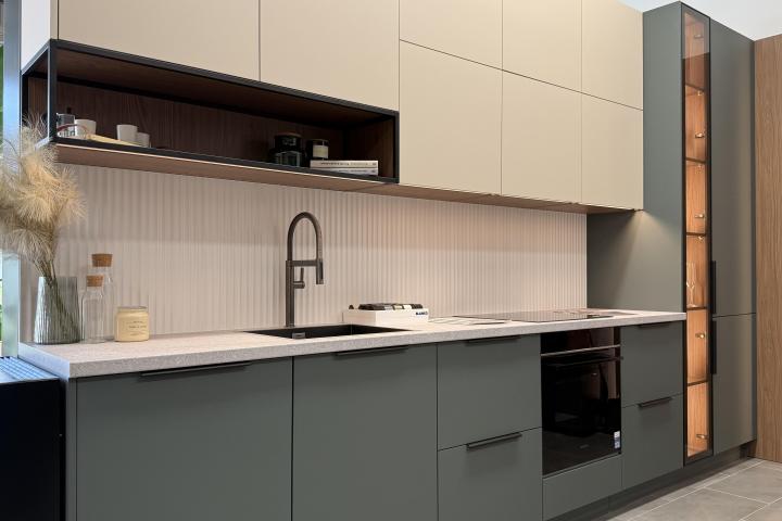 Akryl Zelená Matt /  Akryl Satin Matt / Dub Casella Hnedý | Moderný štýl / Bratislava