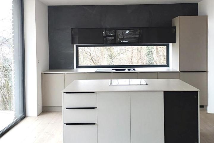 Kuchynská linka s ostrovčekom / Akryl Matt Kamenná sivá / Chromix Antracit | Moderný štýl / Bratislava
