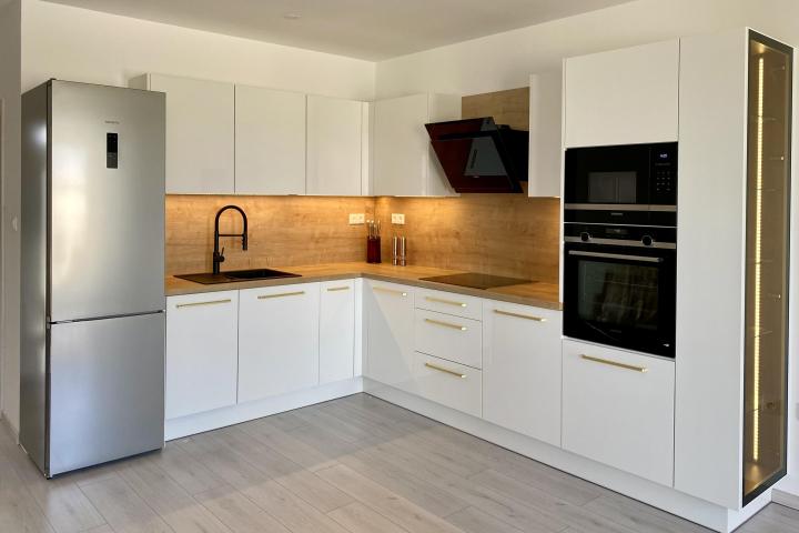 Kuchynská linka / Akryl biela lesklá / Dub Arlington | Moderný štýl / Bratislava