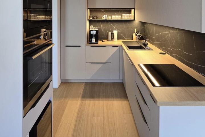 Kuchynská linka na mieru / Kašmír / Dub Hickory prírodný / laserová hrana | Moderný štýl / Bratislava